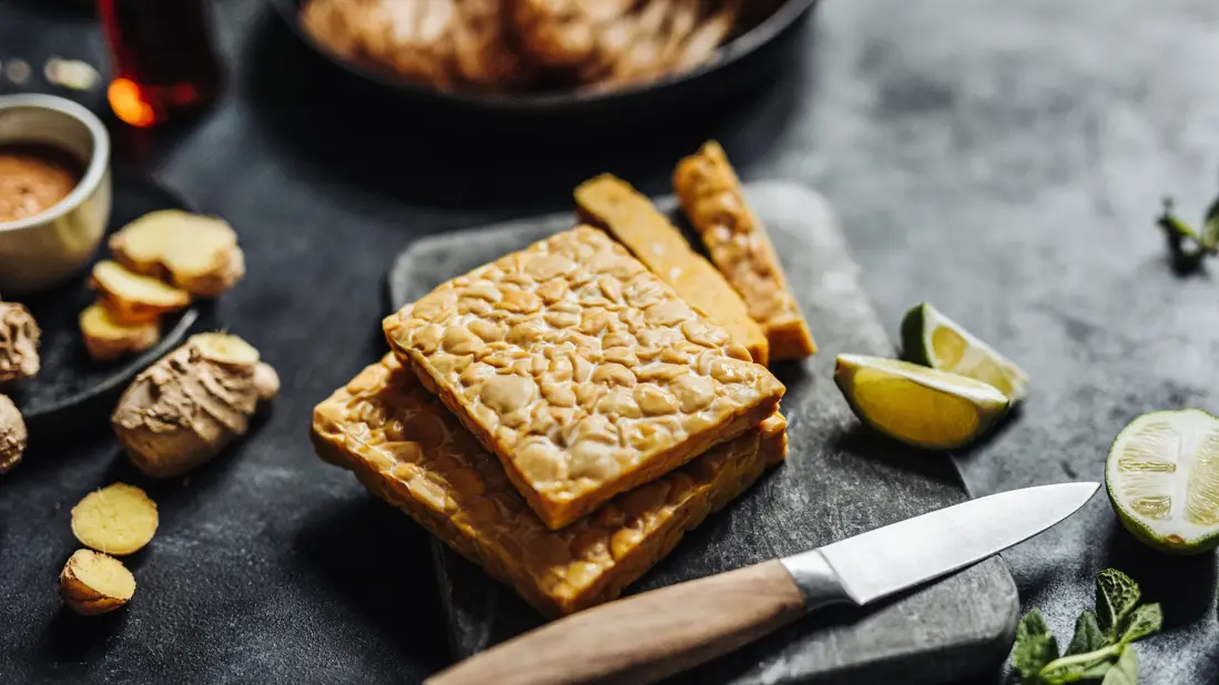 A tempeh csak tofu? Nem egészen – de itt van, miért olyan jó neked